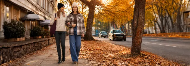 Mujeres con outfits de punto otoñales paseando por la ciudad