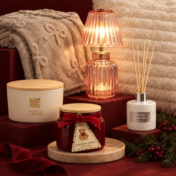 Hogar acogedor con accesorios Mantas suaves, cojines, velas aromáticas y difusor para un hogar acogedor