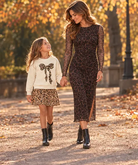Mujer y niña con outfits de otoño a juego con estampado de leopardo